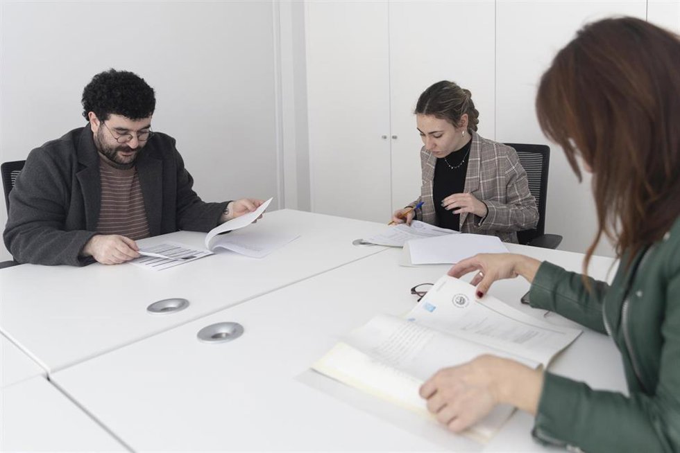 Archivo - Simulación de firma de una hipoteca