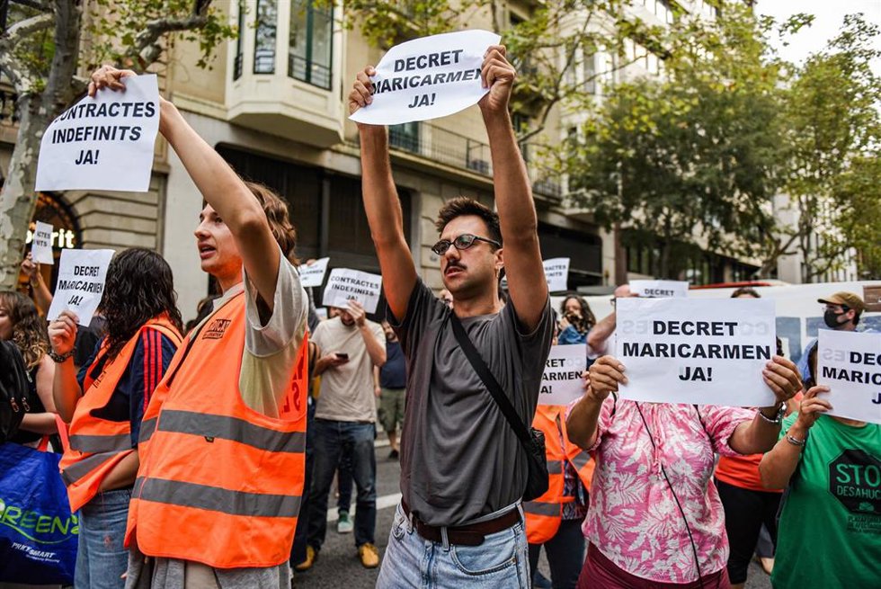 Decenas de personas se concentran.