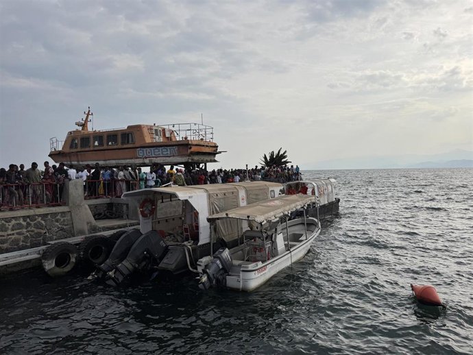 Archivo - Un grupo de personas en un amarradero en el lago Kivu cerca de Goma, en el este de República Democrática del Congo (RDC), tras el hundimiento de un ferry en la zona en octubre de 2024 (archivo)