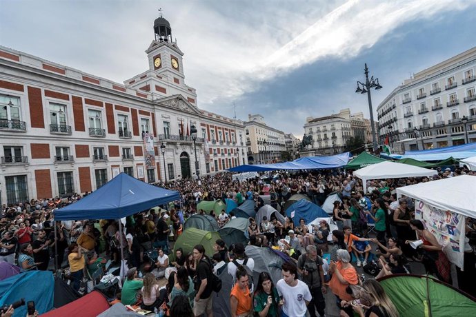 Numerosas personas pasan la segunda noche acampados en tiendas de campaña para exigir la aprobación de un decreto sobre vivienda, en la Puerta del Sol, a 27 de septiembre de 2026, en Madrid (España). Los manifestantes tienen intención de permanecer acampa