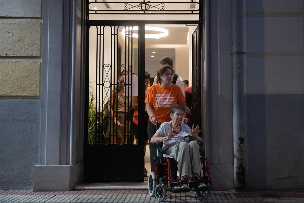 Maricarmen sale del portal a saludar durante una concentración bajo el lema ‘Maricarmen se queda’, a 22 de septiembre de 2026, en Madrid (España). El desahucio de Maricarmen, la vecina de 87 años del barrio de Retiro en Madrid, se encuentra en suspenso te