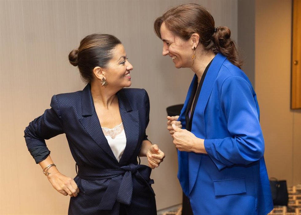 Archivo - La ministra de Infancia y Juventud, Sira Rego (i) y la ministra de Sanidad, Mónica García (d), durante un desayuno informativo de Europa Press en el NH Collection Eurobuilding, a 9 de octubre de 2025 en Madrid (España).