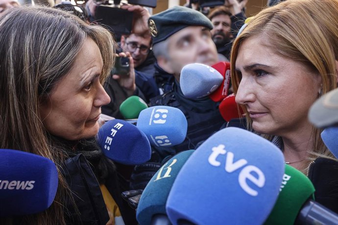 Archivo - Arxiu - L'exconsellera de Justícia i Interior de la Generalitat Valenciana Salomé Pradas (d), parla amb la presidenta d'Associació Víctimes Mortals DANA 29-O, Rosa María Álvarez (e)
