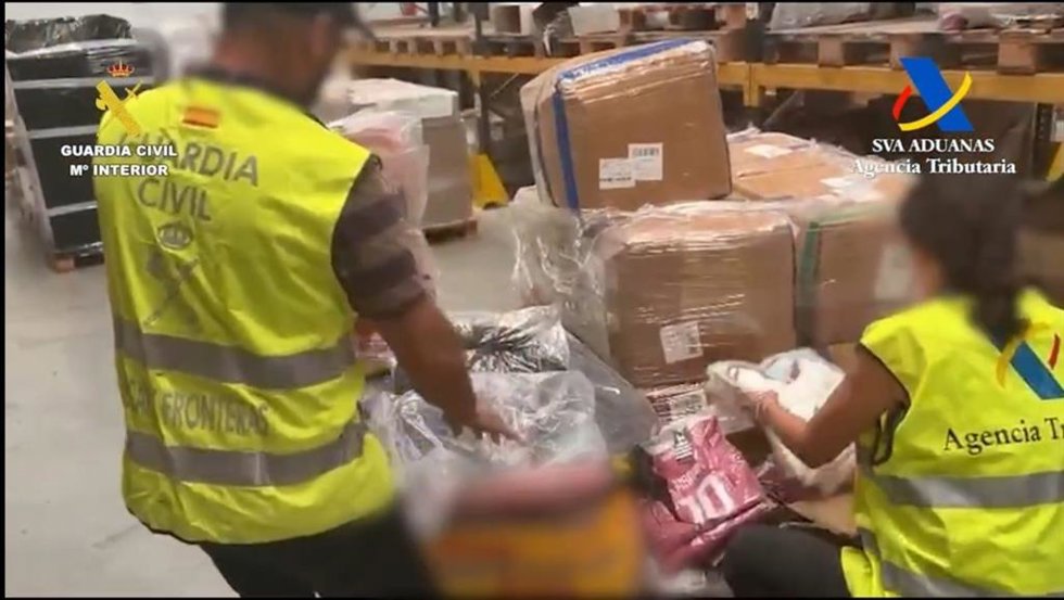 Agentes intervienen 10.600 prendas falsificadas tras un control aduanero