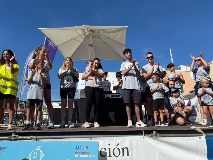 Marc, Ona, Lucía y otras personas con fibrosis quística que participaron en la carrera.