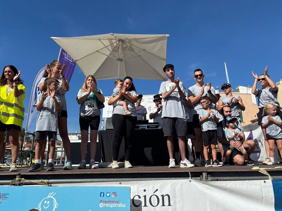 Marc, Ona, Lucía y otras personas con fibrosis quística que participaron en la carrera.
