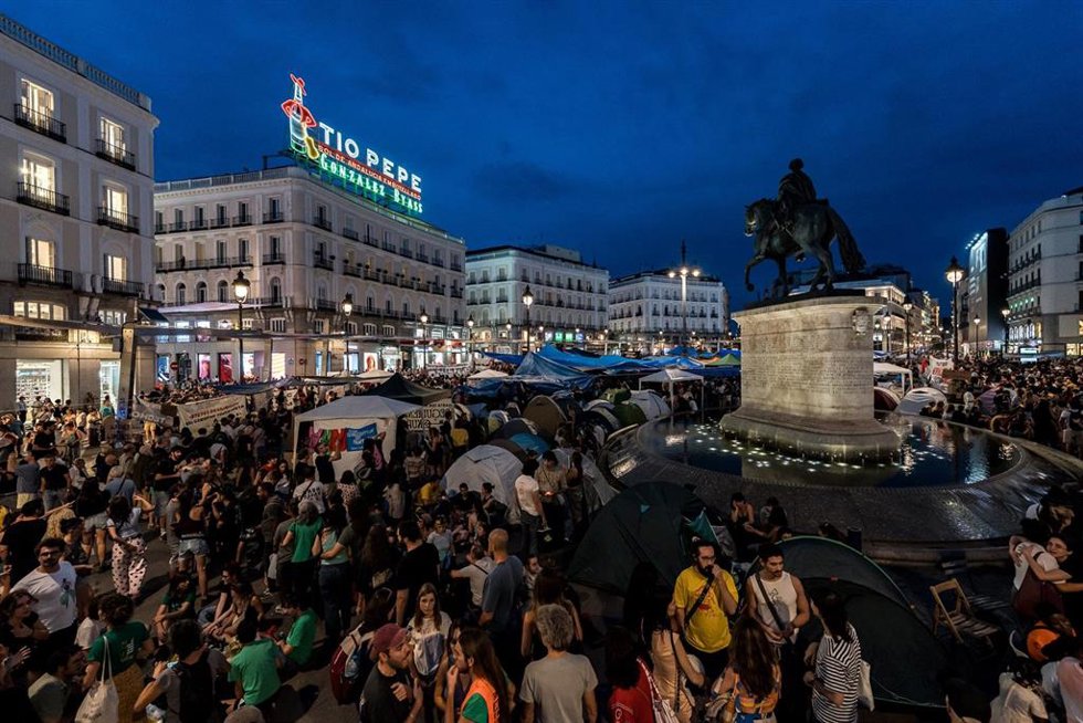 Numerosas personas pasan la segunda noche acampados en tiendas de campaña para exigir la aprobación de un decreto sobre vivienda, en la Puerta del Sol, a 27 de septiembre de 2026, en Madrid (España). Los manifestantes tienen intención de permanecer acampa