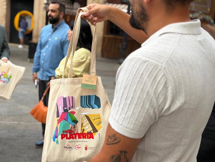 Los compradores se podrán llevar una tote bag con un diseño exclusivo del ilustrador murciano Eloy González.
