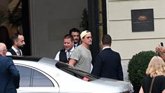 Vídeo: Brad Pitt se despide de España sin escatimar en autógrafos y selfies
