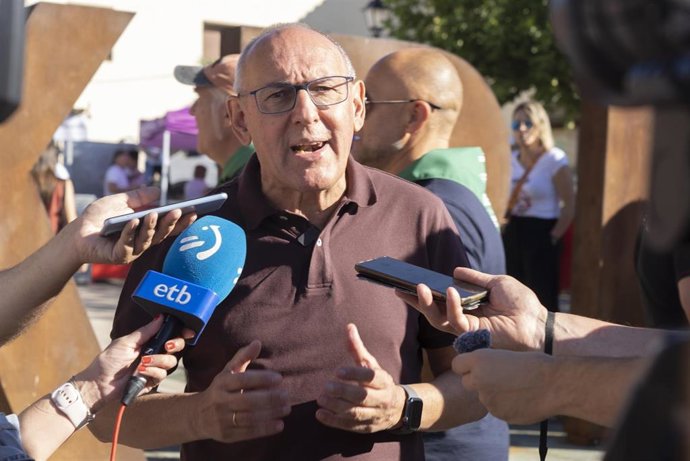 El diputado general de Álava, Ramiro González, ofrece declaraciones a los medios de comunicación