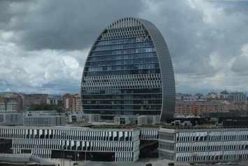 Archivo - Edificio de la sede de BBVA en Madrid.