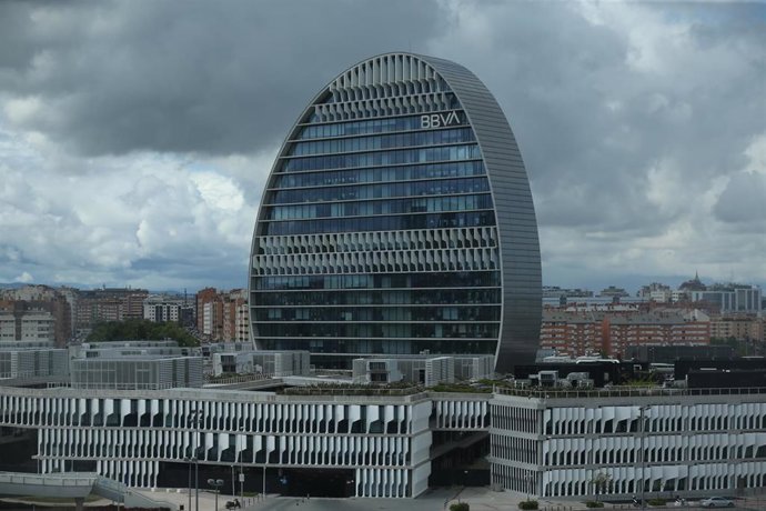 Archivo - Edificio de la sede de BBVA en Madrid.