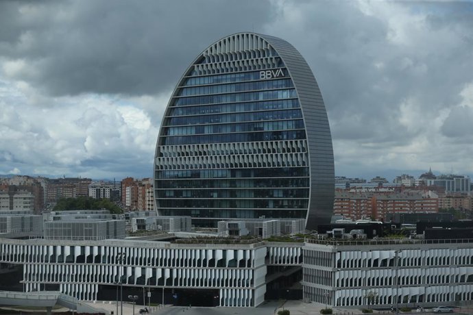Archivo - Edificio de la sede de BBVA en Madrid.