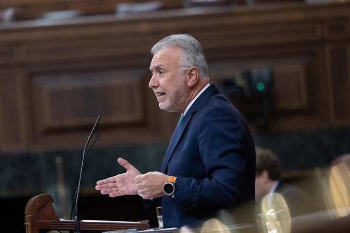 El ministro de Política Territorial, Ángel Víctor Torres, durante una sesión de control al Gobierno, en el Congreso de los Diputados