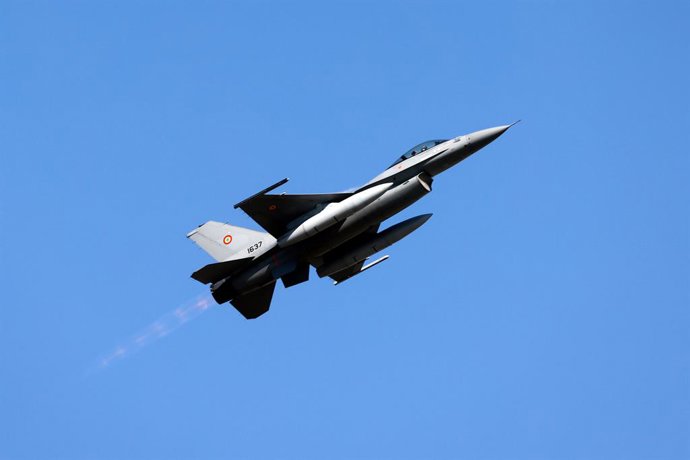 Archivo - Arquivo - BUCARESTE, 31 de agosto de 2025  -- Um piloto militar da Força Aérea Romena realiza uma exibição a bordo de um jato F-16 Fighting Falcon durante o Salão Aeronáutico Internacional de Bucareste 2025 (BIAS), realizado no aeródromo de Bane