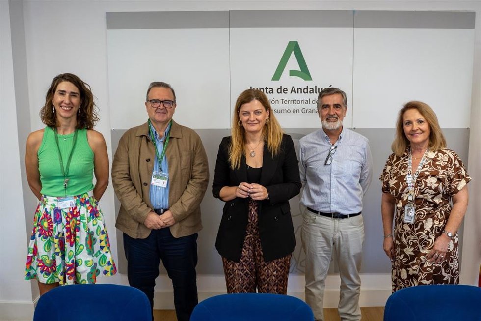La delegada territorial de Sanidad y Consumo, Teresa Illescas, ha presidido el acto de la firma que ha sido plasmada por el director médico del centro hospitalario, Manuel Liñán, y el gerente de la fundación, Antonio Linares.