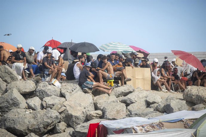Diversos migrants acampats a la platja del Trampolín de Ceuta