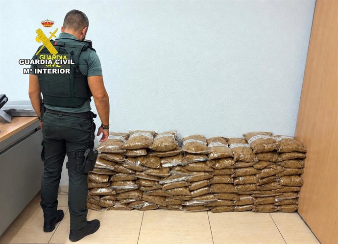 Paquetes de picadura de tabaco de contrabando intervenidos durante la inspección de una furgoneta en un control de la Guardia Civil en la AP-7 a su paso por Mazarrón (Murcia)