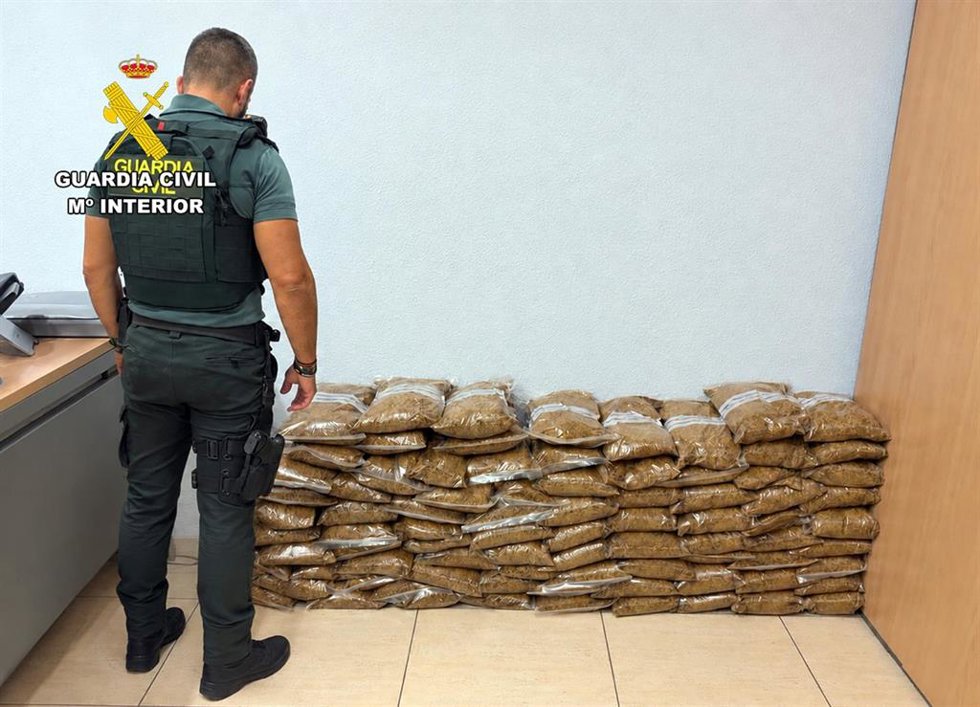 Paquetes de picadura de tabaco de contrabando intervenidos durante la inspección de una furgoneta en un control de la Guardia Civil en la AP-7 a su paso por Mazarrón (Murcia)