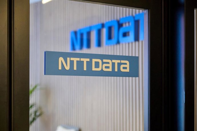 Archivo - Cartel luminoso en la nueva sede de NTT Data en Barcelona, a 16 de enero de 2023, en Barcelona, Catalunya (España). La nueva sede corporativa de NTT Data Barcelona será la segunda más grande de la región Emeal (Europa, Oriente Medio, África y Am
