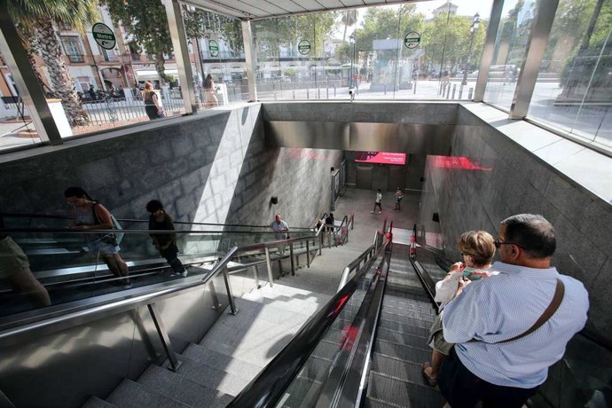 Archivo - Usuarios del Metro utilizan las escaleras mecánicas en una de las estaciones, como imagen de recurso