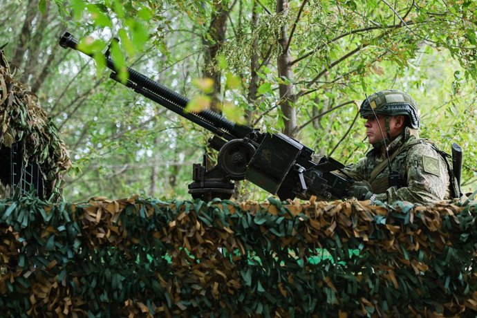 RÚSSIA, REGIÃO DE KHERSON – 17 DE SETEMBRO DE 2026: Um militar do 18º Exército de Armas Combinadas, do Grupo de Forças Dnepr, mobiliza uma equipe de artilharia para proteger as estradas durante uma missão de combate na zona da operação militar especial