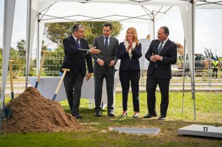 Archivo - Imagen de archivo del presidente de la Junta de Andalucía, Juanma Moreno en el acto oficial de colocación de la primera piedra del Hospital Materno Infantil del Juan Ramón Jiménez de Huelva