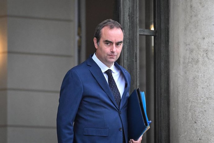 El primer ministro francés, Sébastien Lecornu, sale tras la reunión semanal del Consejo de Ministros en el Palacio del Elíseo, en París, el 31 de agosto de 2026.