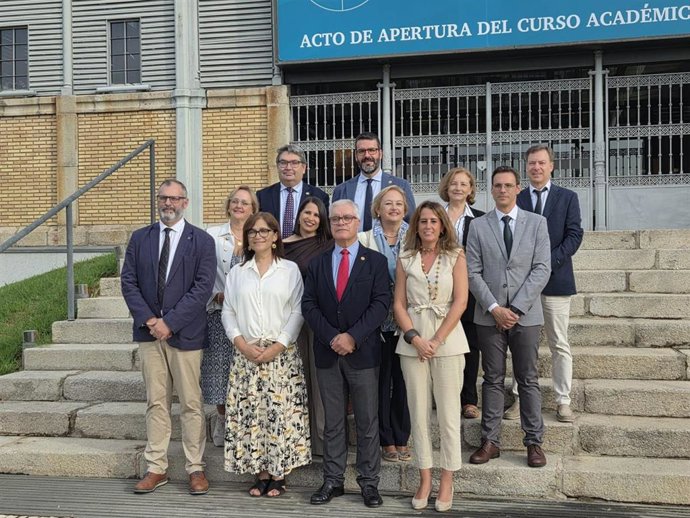 El candidato a la reeleccion como rector de ka Universidad de Extremadura (UEx), Pedro M. Fernández, presenta a su equipo