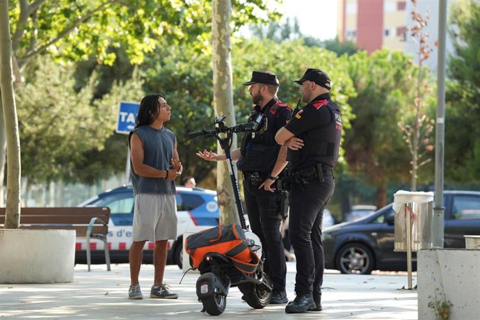 Archivo - Patrulla de Mossos d'Esquadra en  L'Hospitalet de Llobregat (Barcelona)
