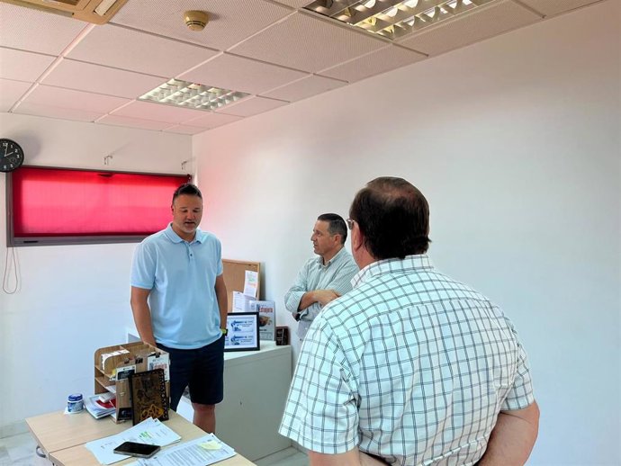 El delegado territorial de las consejerías de Economía, Hacienda y Fondos Europeos y de Universidad, Industria, Energía e Innovación, Guillermo Casquet (c), visita el CADE de Vera (Almería).