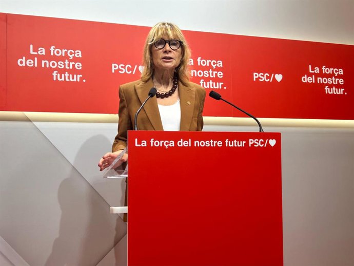 La viceprimera secretaria del PSC, Lluïsa Moret, en una rueda de prensa en la sede del partido