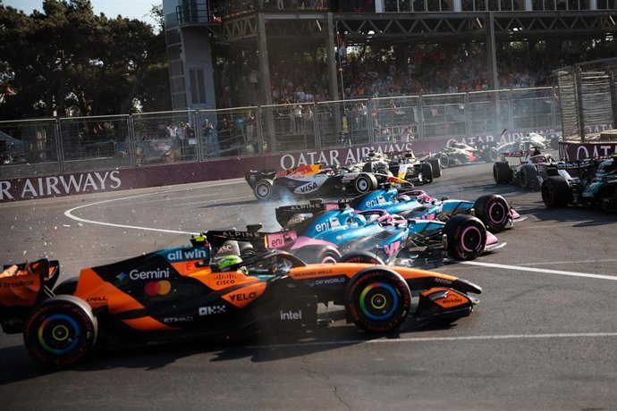 Imagen del accidente de Lando Norris (McLaren)  con Franco Colapinto (Alpine) en el GP de Azerbaiyán 2026