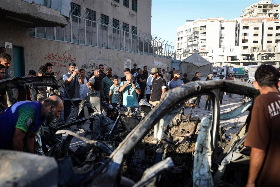 Palestinos junto a un vehículo bombardeado por el Ejército de Israel el 27 de septembre de 2026 en la ciudad de Gaza, en el norte de la Franja de Gaza