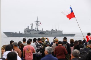 Viña del Mar 27 de Septiembre de 2026  A pesar de la neblina, gran cantidad de personas se acercaron a la costa  para ver el desfile de embarcaciones de la Escuadra Nacional,  que recorrió desde Renaca a Valparaiso.   Manuel Lema/ Aton Chile