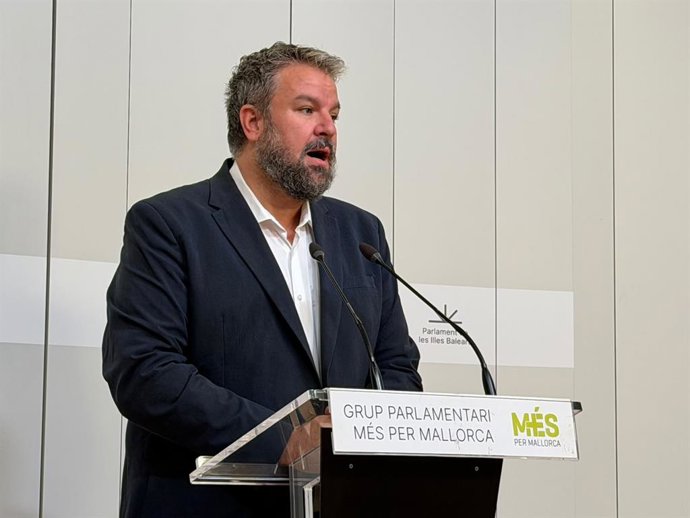 El portavoz de MÉS per Mallorca en el Parlament, Lluís Apesteguia, durante una rueda de prensa.