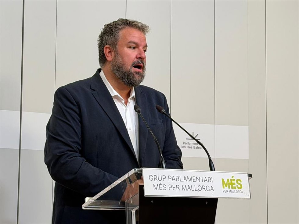 El portavoz de MÉS per Mallorca en el Parlament, Lluís Apesteguia, durante una rueda de prensa.