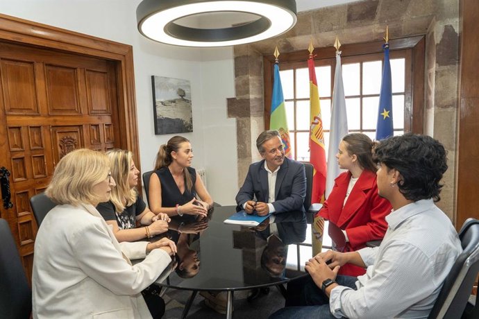 El alcalde, Diego Movellán, recibe a las dos promotoras de la aplicación