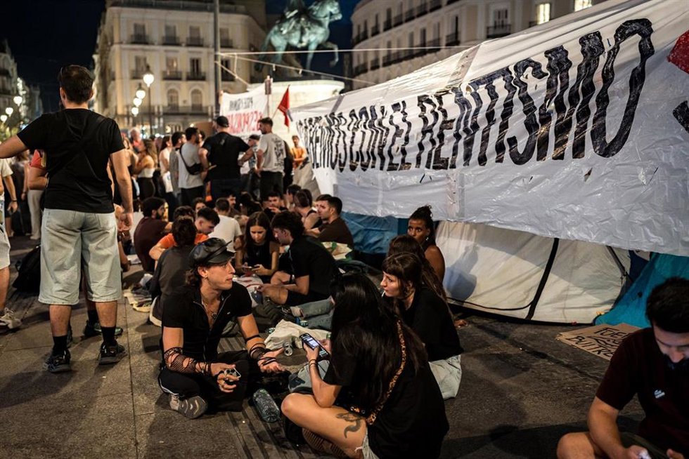 Numerosas personas pasan la segunda noche acampados en tiendas de campaña para exigir la aprobación de un decreto sobre vivienda, en la Puerta del Sol, a 27 de septiembre de 2026, en Madrid (España). Los manifestantes tienen intención de permanecer acampa