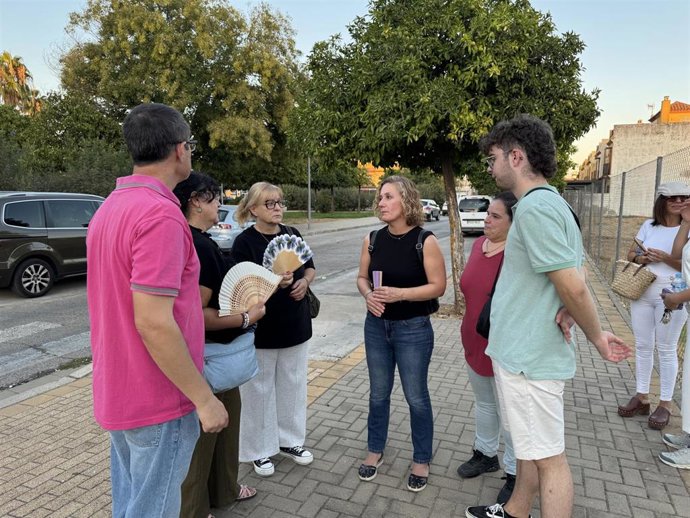La líder de Podemos Sevilla y concejala en el Ayuntamiento, Susana Hornillo, en una visita al barrio Hacienda San Antonio.