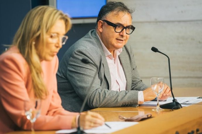 La consejera de Economía, Innovación, Empresa y Trabajo Autónomo, Belinda León, junto al gerente de la ADER, Luis Pérez Echeguren