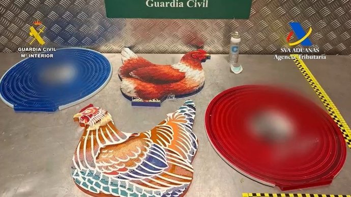 La Guardia Civil incauta seis kilos de cocaína oculta en piezas artesanales.