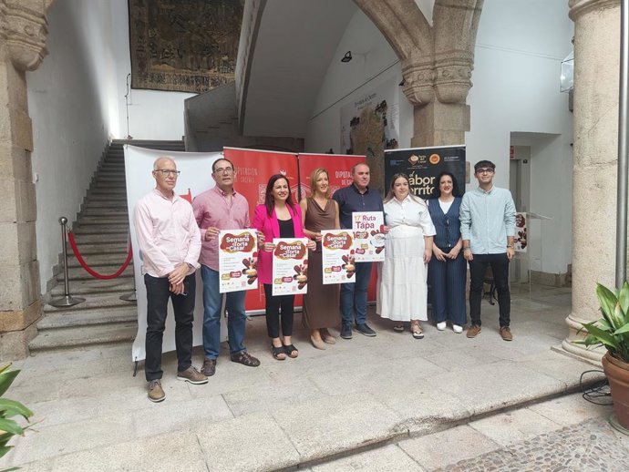 Foto de familia tras la presentación de la XXXII Semana de la Torta del Casar, que se celebra del 5 al 11 de octubre