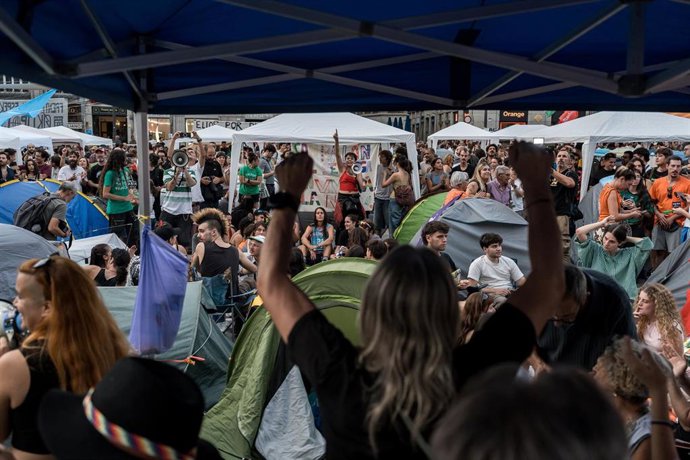 Numerosas personas pasan la segunda noche acampados en tiendas de campaña para exigir la aprobación de un decreto sobre vivienda, en la Puerta del Sol