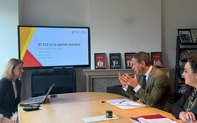 El consejero de Presidencia, Juventud, Acción Exterior y Emergencias, Marcos Ortuño, y la directora general de Unión Europea, reunidos con la directora de la Asociación Europea del Número de Emergencia '1-1-2' Europa, Cristina Lumbreras.