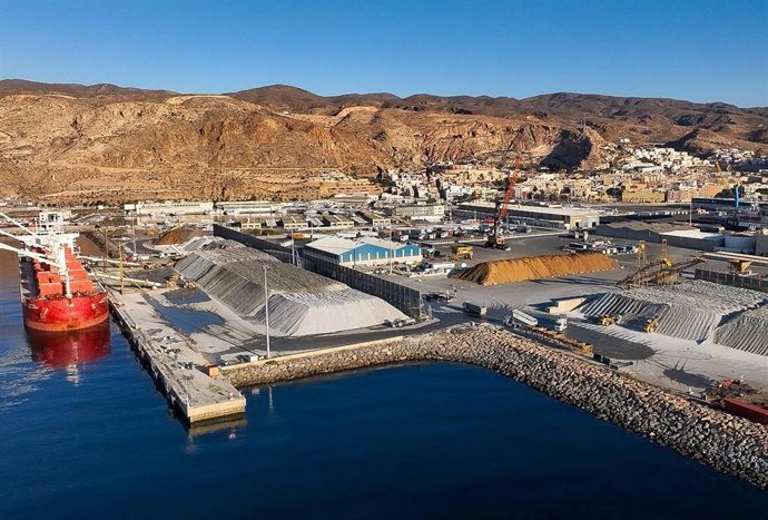 Archivo - Muelle de Pechina en el Puerto de Almería.