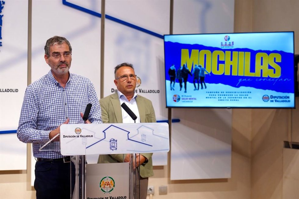 El director técnico de El Puente Salud Mental Valladolid, Pablo Moreno, y el diputado Alfonso Romo en la presentación de 'Mochilas que conectan'.