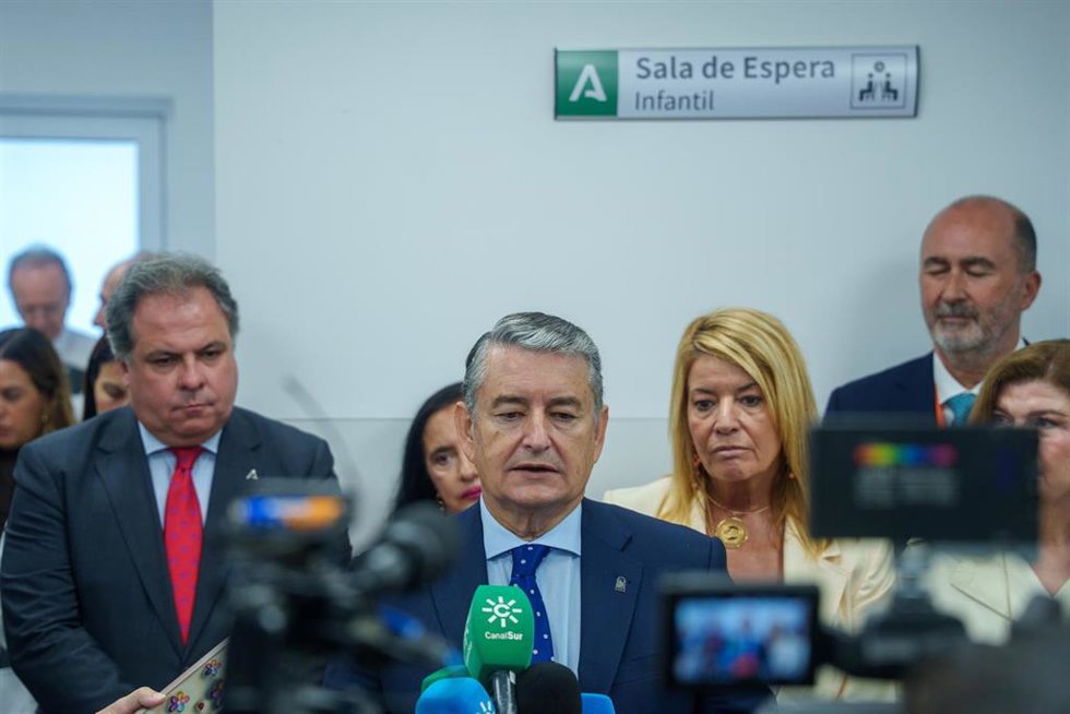 El vicepresidente primero de la Junta de Andalucía y consejero de Presidencia, Sanidad y Emergencias, Antonio Sanz, en una atención a medios en la inauguración de la nueva Unidad de Salud Mental Comunitaria de Huelva.