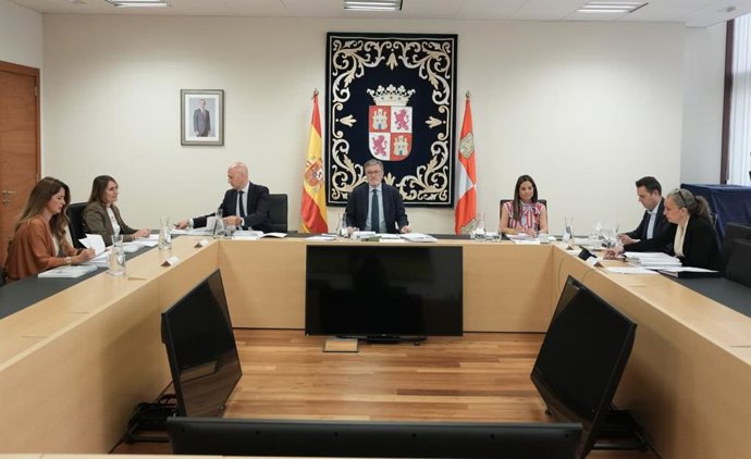 Archivo - Imagen de archivo de una reunión de la Mesa de las Cortes en la XII Legislatura