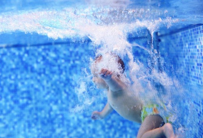 Un bebé en una piscina